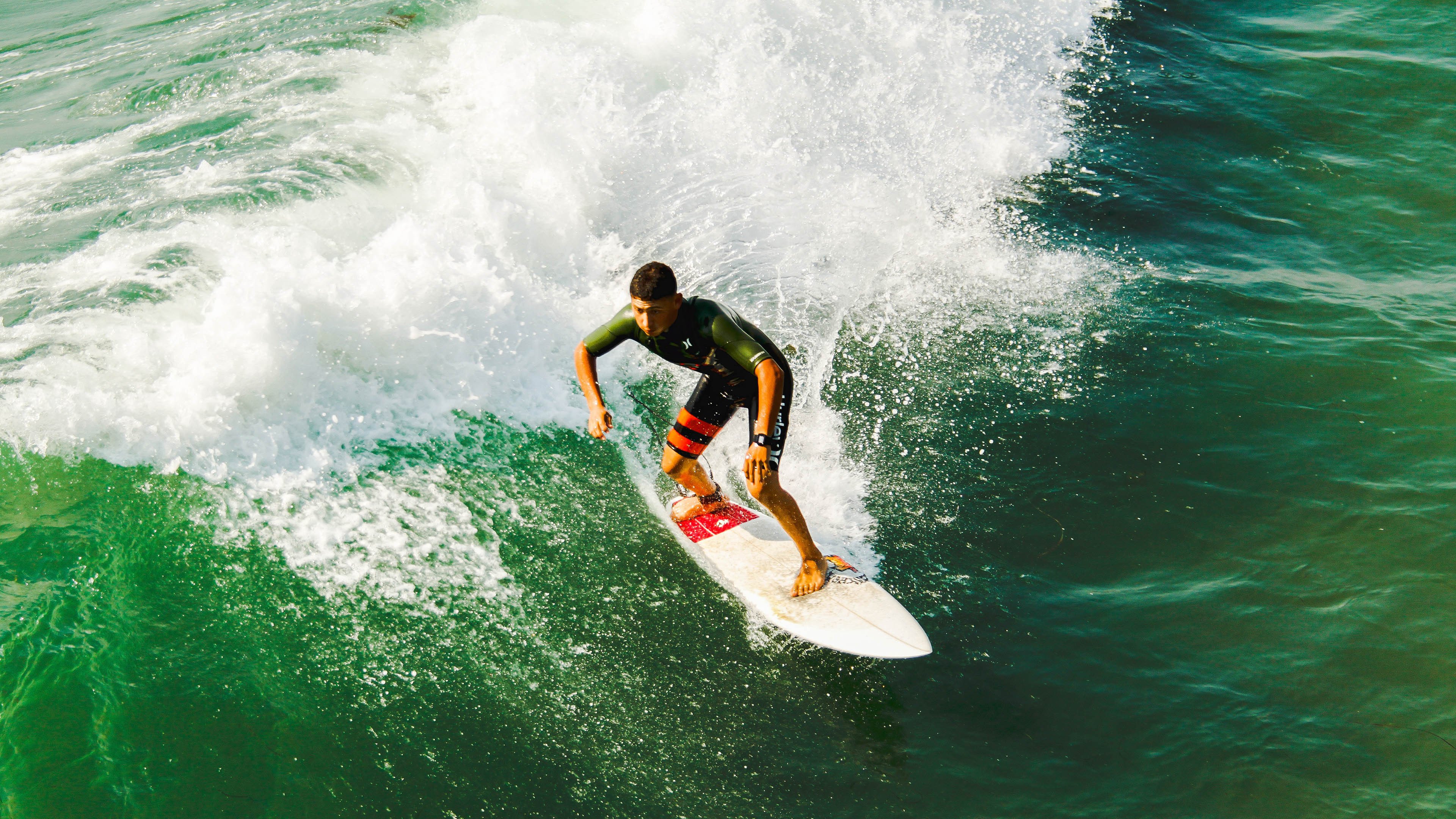 非常有戏剧张力,融合了NBA的巨星叙事与CBA的球队对决,本身就充满了关公战秦琼式的想象空间。让我们先来扩展思维,定下标题